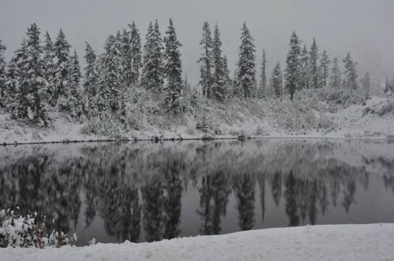 Lago na área do Mt Baker, no North Cascades National Park, no estado de Washington, noroeste dos  Estados Unidos